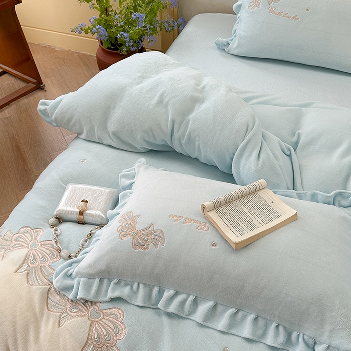 91家纺网 家纺一手货源 找家纺 可以家居 2025新款高克重全消光超细旦奶芙云绒四件套-玛利亚系列-莫妮卡 莫妮卡清雅蓝