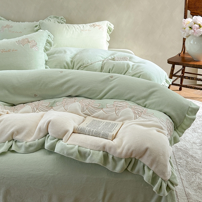 91家纺网 家纺一手货源 找家纺 可以家居 2025新款高克重全消光超细旦奶芙云绒四件套-玛利亚系列-莫妮卡 莫妮卡新芽绿