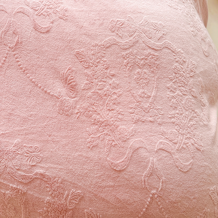 91家纺网 家纺一手货源 找家纺 罗艺轩 【控价】2025新款立体雕花牛奶绒加厚保暖床裙款三件套-安琪儿 安琪儿-粉