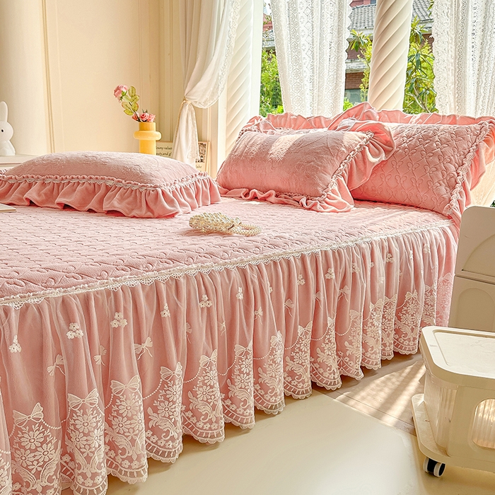 91家纺网 家纺一手货源 找家纺 罗艺轩 【控价】2025新款立体雕花牛奶绒加厚保暖床裙款三件套-安琪儿 安琪儿-粉