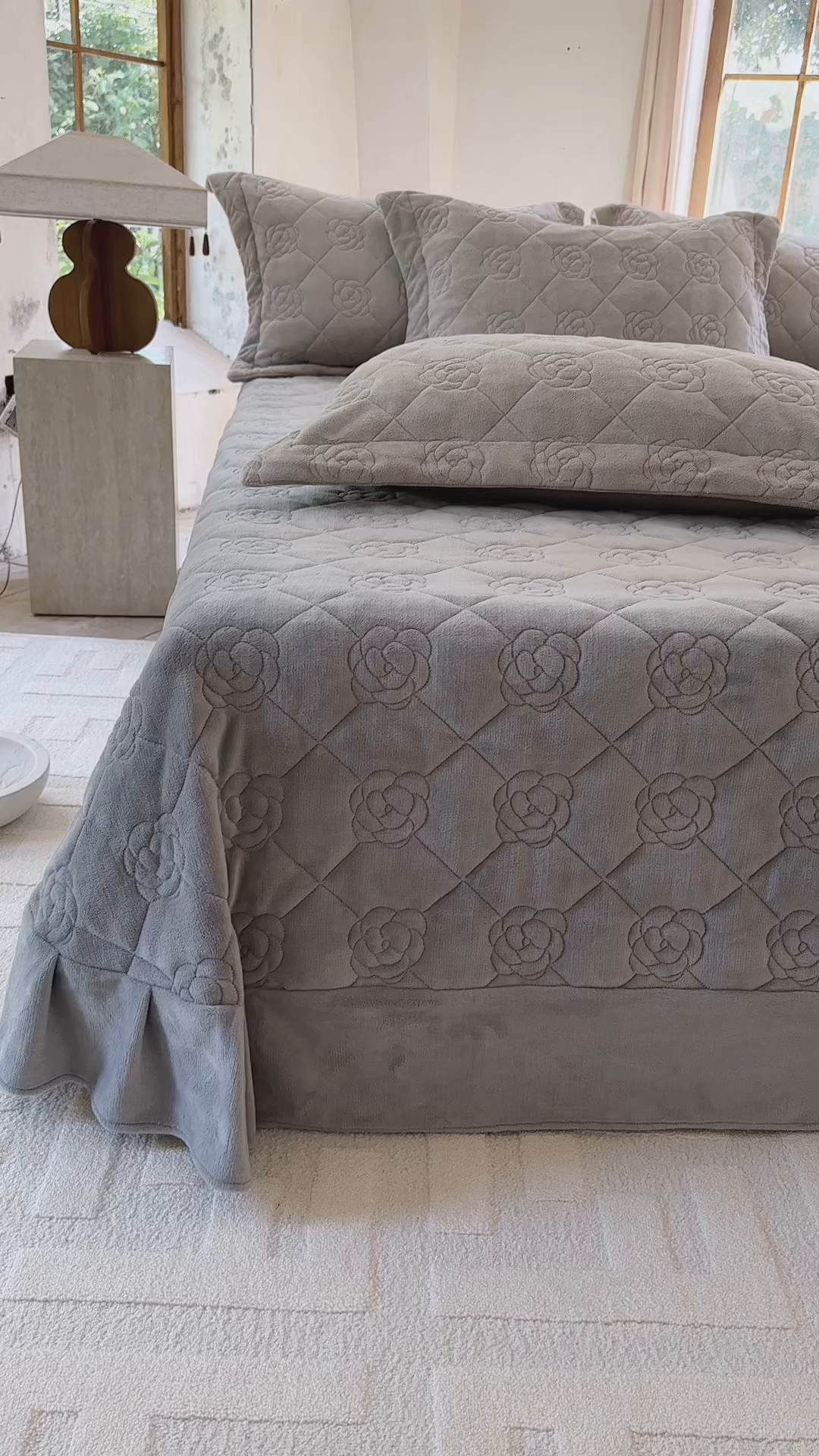 91家纺网 家纺一手货源 找家纺 7V 2025新款牛奶绒床盖 浅灰