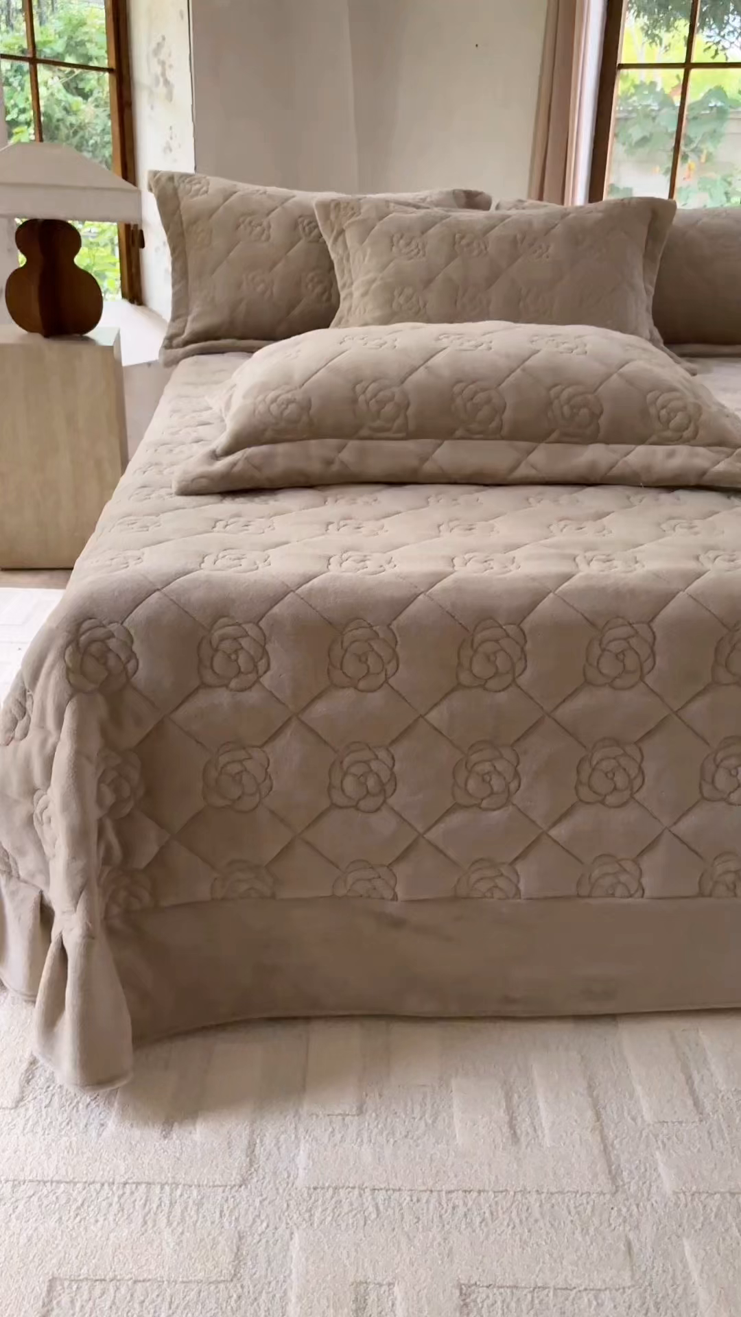 91家纺网 家纺一手货源 找家纺 7V 2025新款牛奶绒床盖 浅驼