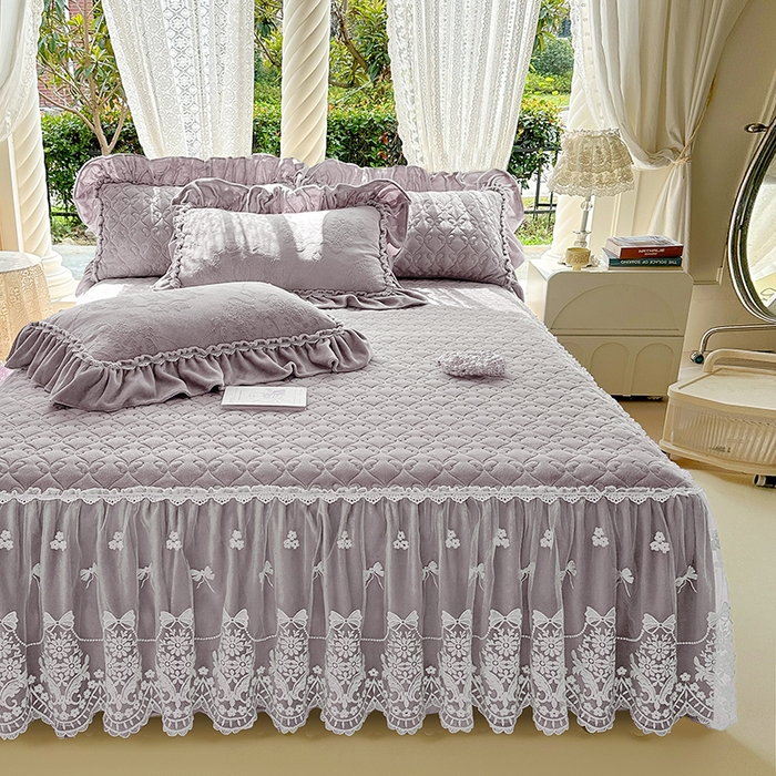 91家纺网 家纺一手货源 找家纺 罗艺轩 【控价】2025新款立体雕花牛奶绒加厚保暖床裙款三件套-安琪儿 安琪儿-灰