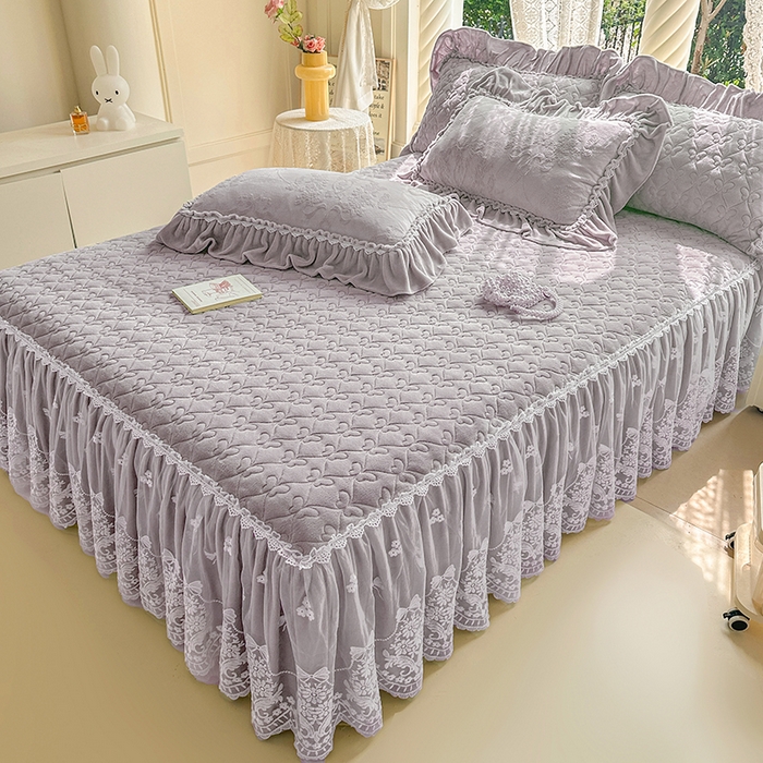 91家纺网 家纺一手货源 找家纺 罗艺轩 【控价】2025新款立体雕花牛奶绒加厚保暖床裙款三件套-安琪儿 安琪儿-灰