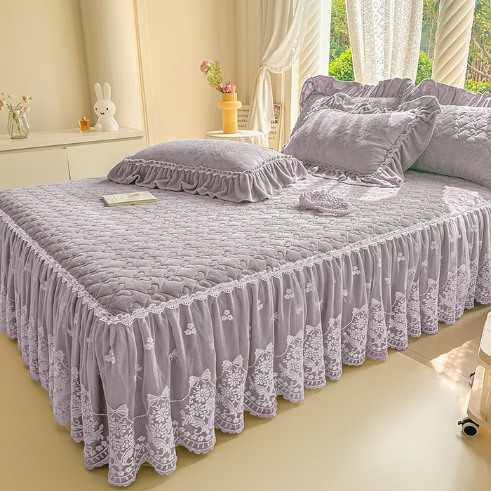 91家纺网 家纺一手货源 找家纺 罗艺轩 【控价】2025新款立体雕花牛奶绒加厚保暖床裙款三件套-安琪儿 安琪儿-灰