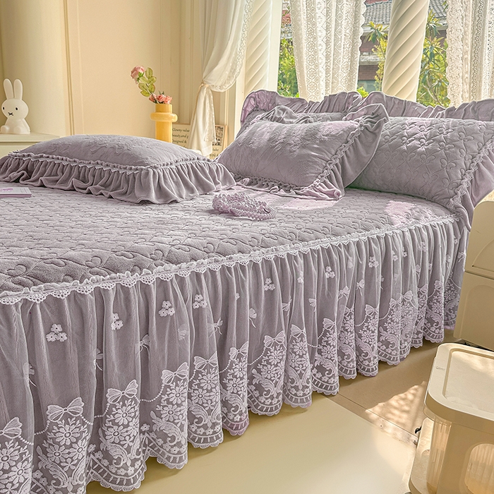 91家纺网 家纺一手货源 找家纺 罗艺轩 【控价】2025新款立体雕花牛奶绒加厚保暖床裙款三件套-安琪儿 安琪儿-灰