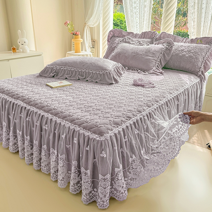 91家纺网 家纺一手货源 找家纺 罗艺轩 【控价】2025新款立体雕花牛奶绒加厚保暖床裙款三件套-安琪儿 安琪儿-灰