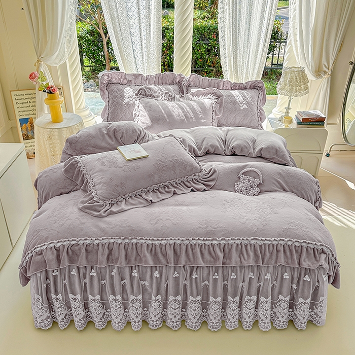 91家纺网 家纺一手货源 找家纺 罗艺轩 【控价】2025新款立体雕花牛奶绒加厚保暖床裙款三件套-安琪儿 安琪儿-灰