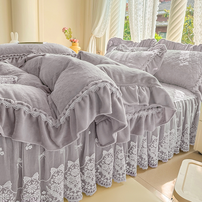 91家纺网 家纺一手货源 找家纺 罗艺轩 【控价】2025新款立体雕花牛奶绒加厚保暖床裙款三件套-安琪儿 安琪儿-灰