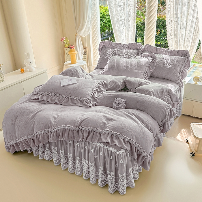 91家纺网 家纺一手货源 找家纺 罗艺轩 【控价】2025新款立体雕花牛奶绒加厚保暖床裙款三件套-安琪儿 安琪儿-灰