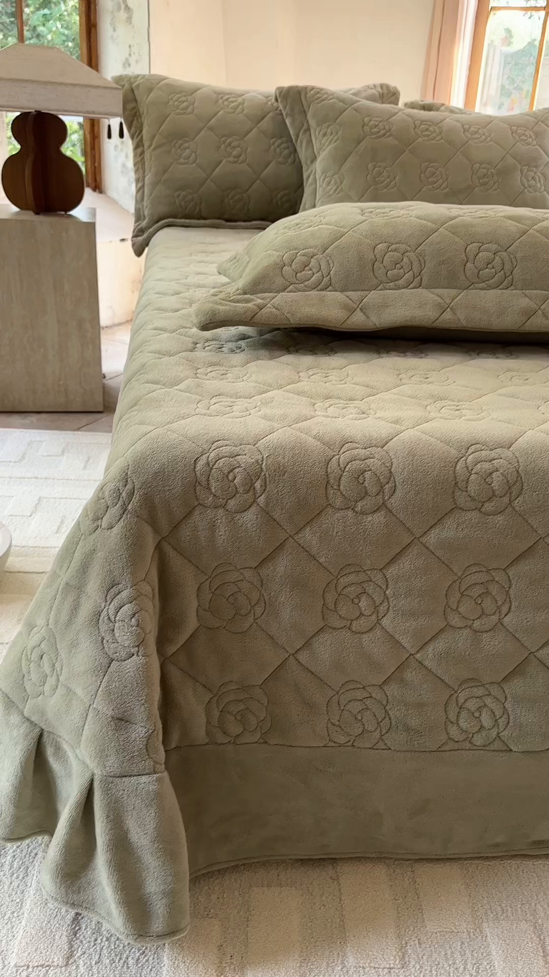 91家纺网 家纺一手货源 找家纺 7V 2025新款牛奶绒床盖 灰绿