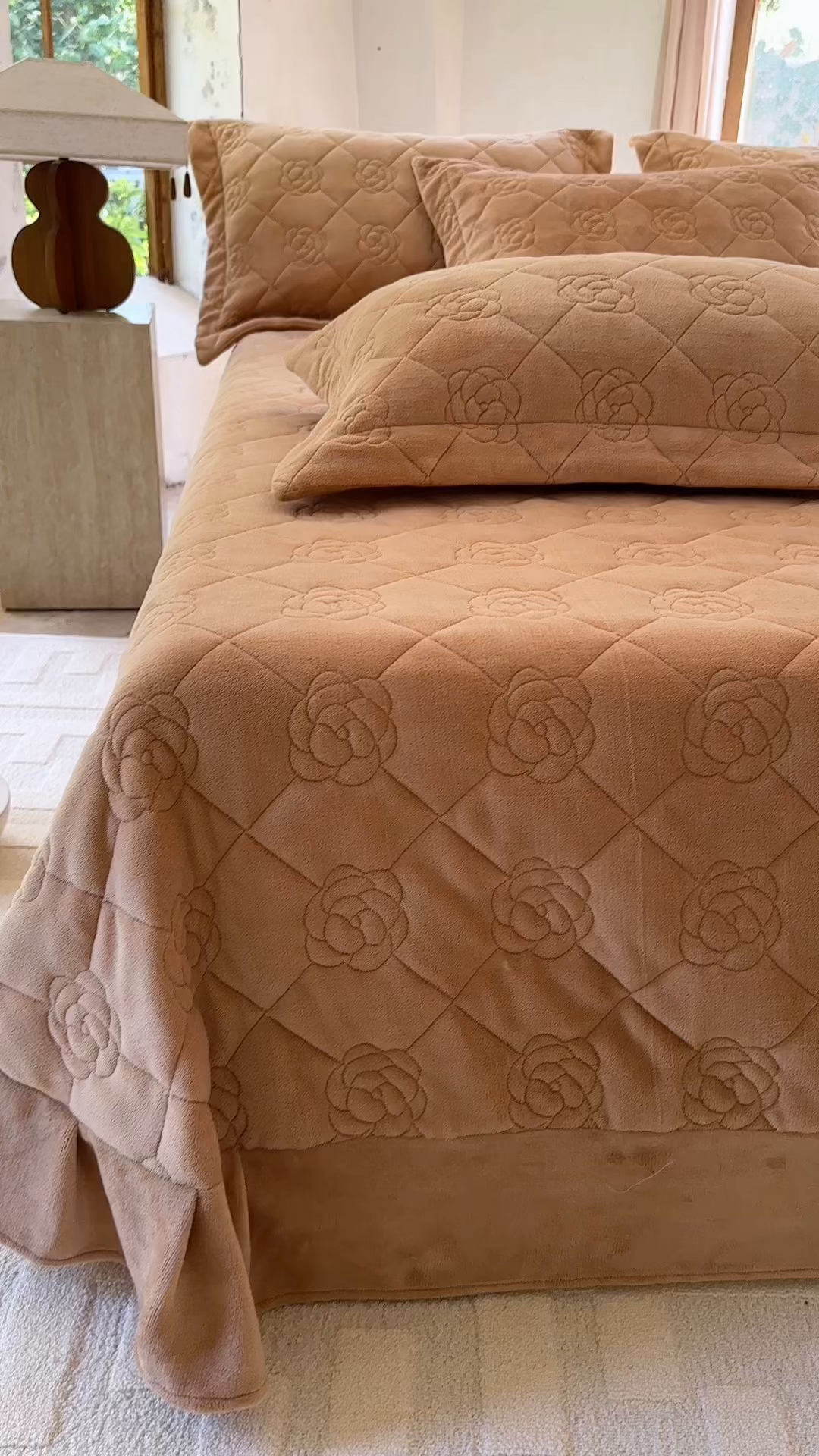 91家纺网 家纺一手货源 找家纺 7V 2025新款牛奶绒床盖 浅棕