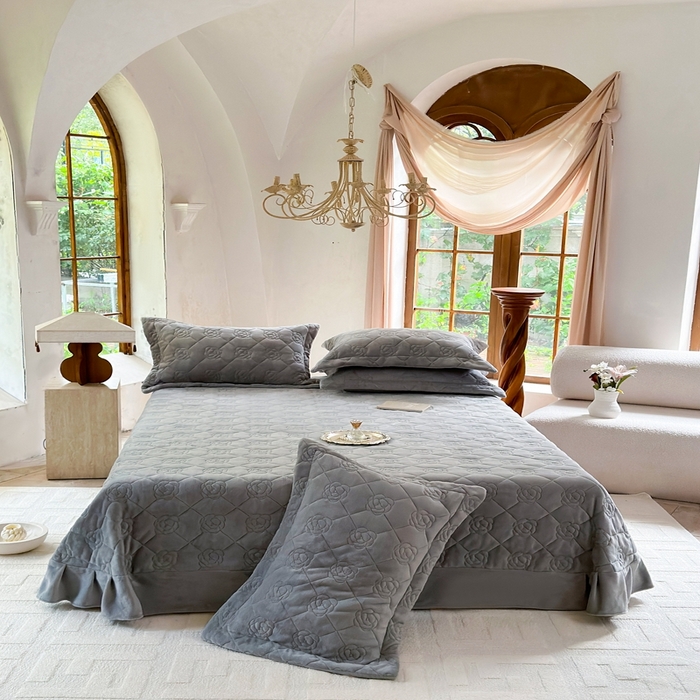 91家纺网 家纺一手货源 找家纺 7V 2025新款牛奶绒床盖 浅灰