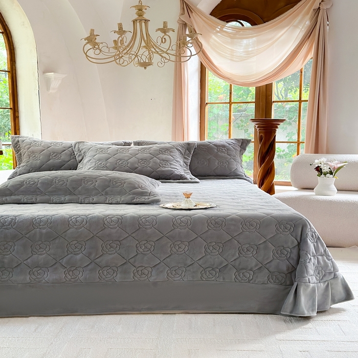 91家纺网 家纺一手货源 找家纺 7V 2025新款牛奶绒床盖 浅灰