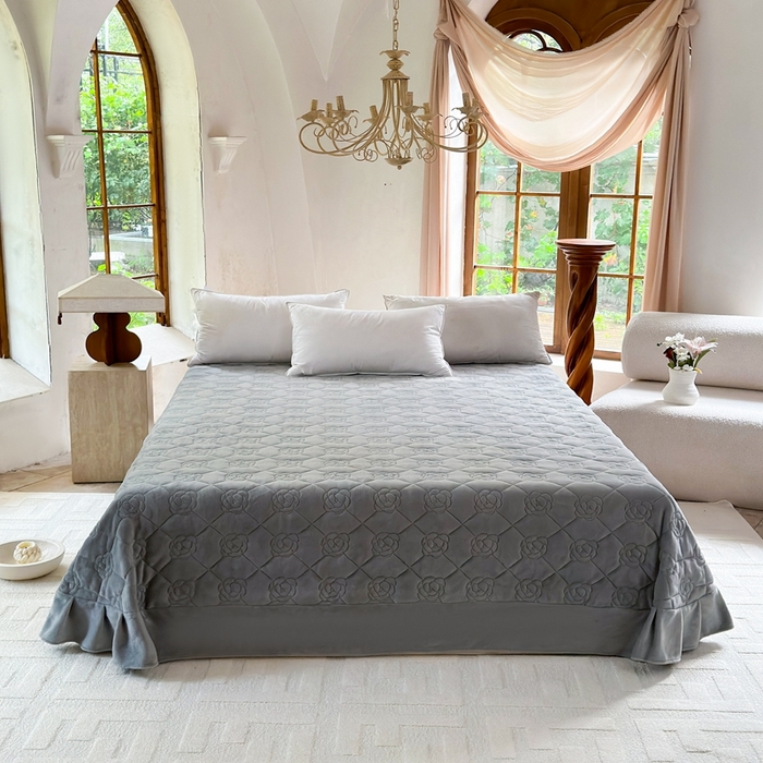 91家纺网 家纺一手货源 找家纺 7V 2025新款牛奶绒床盖 浅灰