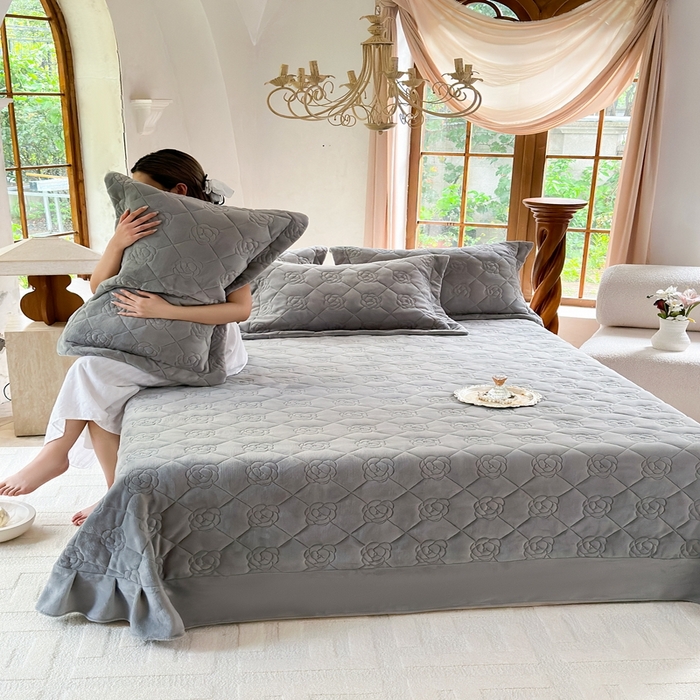 91家纺网 家纺一手货源 找家纺 7V 2025新款牛奶绒床盖 浅灰