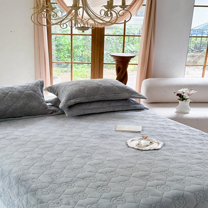 91家纺网 家纺一手货源 找家纺 7V 2025新款牛奶绒床盖 浅灰