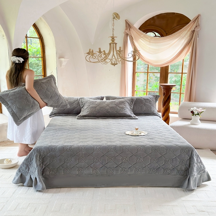 91家纺网 家纺一手货源 找家纺 7V 2025新款牛奶绒床盖 浅灰