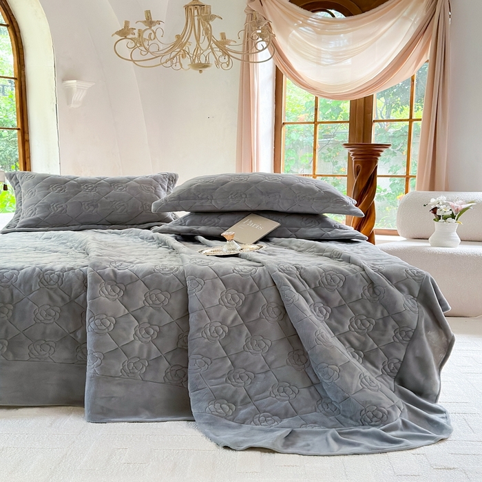 91家纺网 家纺一手货源 找家纺 7V 2025新款牛奶绒床盖 浅灰