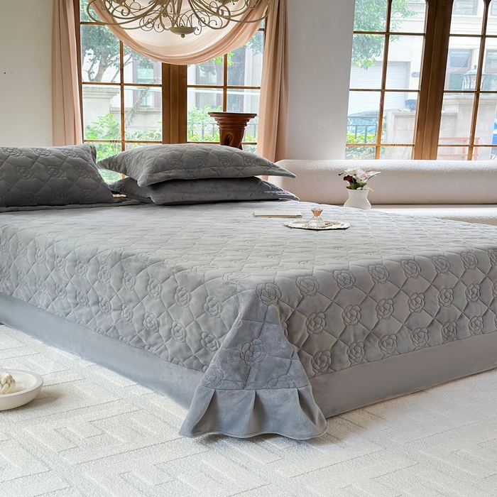 91家纺网 家纺一手货源 找家纺 7V 2025新款牛奶绒床盖 浅灰