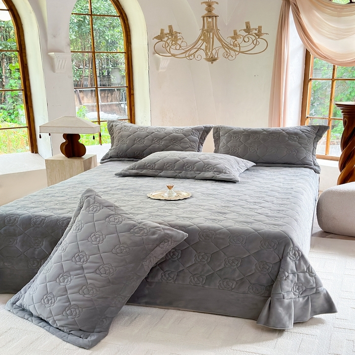 91家纺网 家纺一手货源 找家纺 7V 2025新款牛奶绒床盖 浅灰