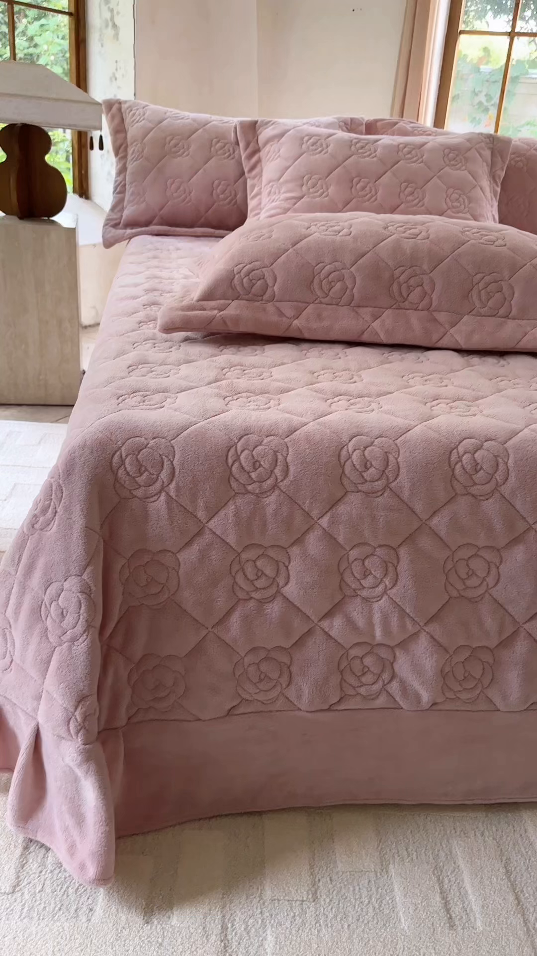 91家纺网 家纺一手货源 找家纺 7V 2025新款牛奶绒床盖 浅粉