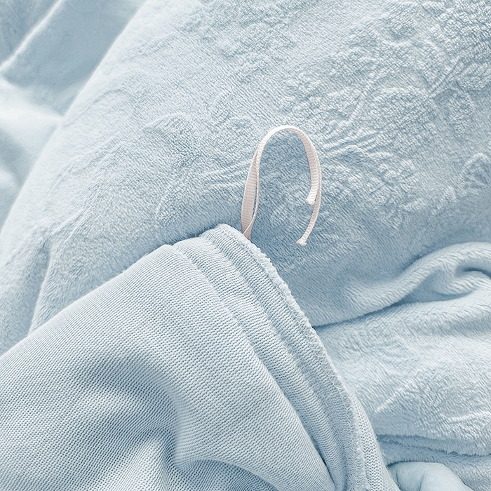 91家纺网 家纺一手货源 找家纺 罗艺轩 【控价】2025新款立体雕花牛奶绒加厚保暖床裙款三件套-安琪儿 安琪儿-蓝