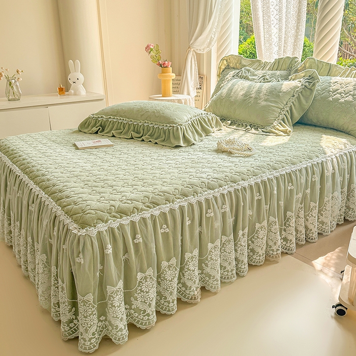 91家纺网 家纺一手货源 找家纺 罗艺轩 【控价】2025新款立体雕花牛奶绒加厚保暖床裙款三件套-安琪儿 安琪儿-绿