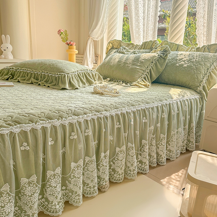 91家纺网 家纺一手货源 找家纺 罗艺轩 【控价】2025新款立体雕花牛奶绒加厚保暖床裙款三件套-安琪儿 安琪儿-绿
