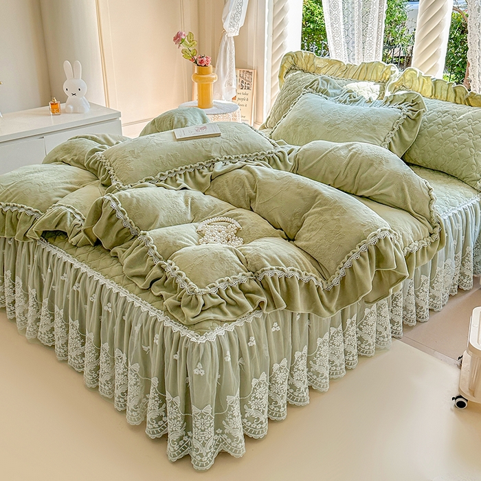 91家纺网 家纺一手货源 找家纺 罗艺轩 【控价】2025新款立体雕花牛奶绒加厚保暖床裙款三件套-安琪儿 安琪儿-绿