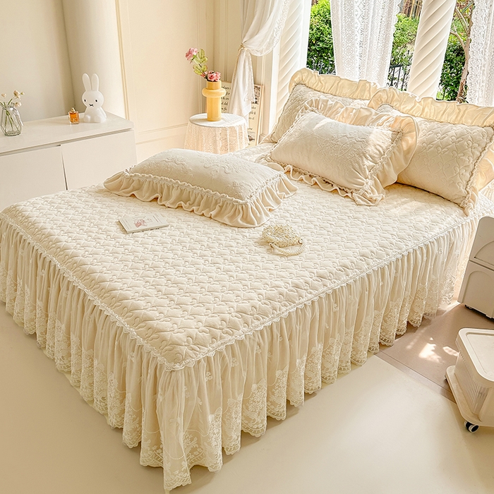 91家纺网 家纺一手货源 找家纺 罗艺轩 【控价】2025新款立体雕花牛奶绒加厚保暖床裙款三件套-安琪儿 安琪儿-米黄