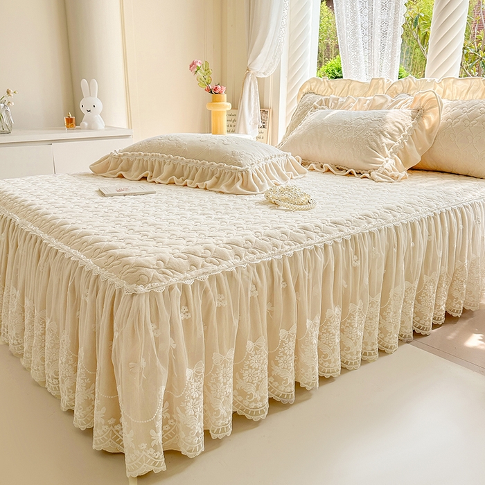 91家纺网 家纺一手货源 找家纺 罗艺轩 【控价】2025新款立体雕花牛奶绒加厚保暖床裙款三件套-安琪儿 安琪儿-米黄