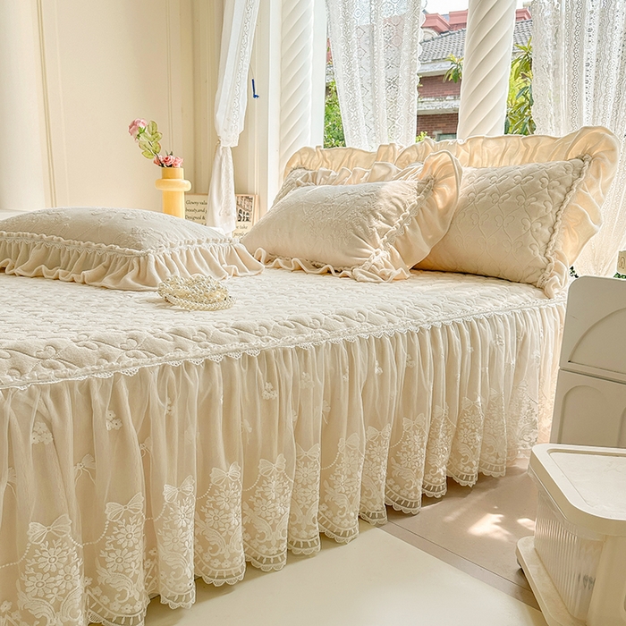 91家纺网 家纺一手货源 找家纺 罗艺轩 【控价】2025新款立体雕花牛奶绒加厚保暖床裙款三件套-安琪儿 安琪儿-米黄