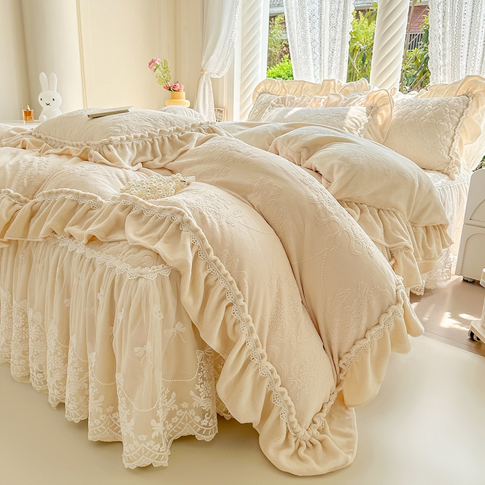 91家纺网 家纺一手货源 找家纺 罗艺轩 【控价】2025新款立体雕花牛奶绒加厚保暖床裙款三件套-安琪儿 安琪儿-米黄