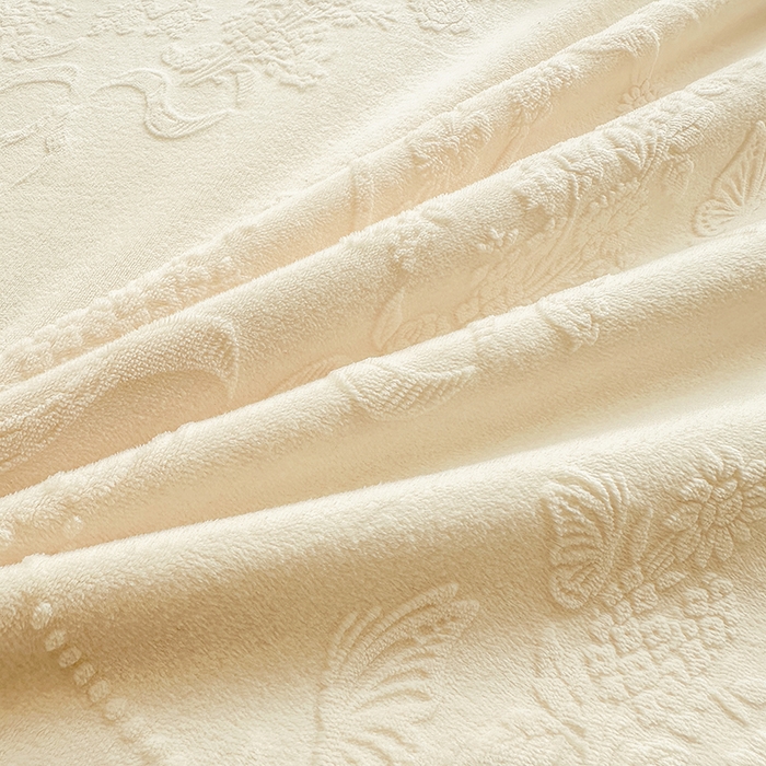 91家纺网 家纺一手货源 找家纺 罗艺轩 【控价】2025新款立体雕花牛奶绒加厚保暖床裙款三件套-安琪儿 安琪儿-米黄