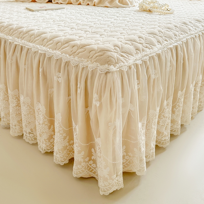 91家纺网 家纺一手货源 找家纺 罗艺轩 【控价】2025新款立体雕花牛奶绒加厚保暖床裙款三件套-安琪儿 安琪儿-米黄