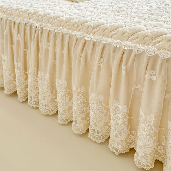 91家纺网 家纺一手货源 找家纺 罗艺轩 【控价】2025新款立体雕花牛奶绒加厚保暖床裙款三件套-安琪儿 安琪儿-米黄