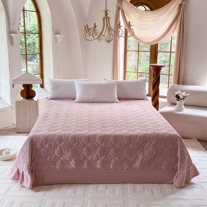 91家纺网 家纺一手货源 找家纺 7V 2025新款牛奶绒床盖 藕粉