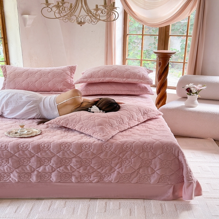 91家纺网 家纺一手货源 找家纺 7V 2025新款牛奶绒床盖 藕粉