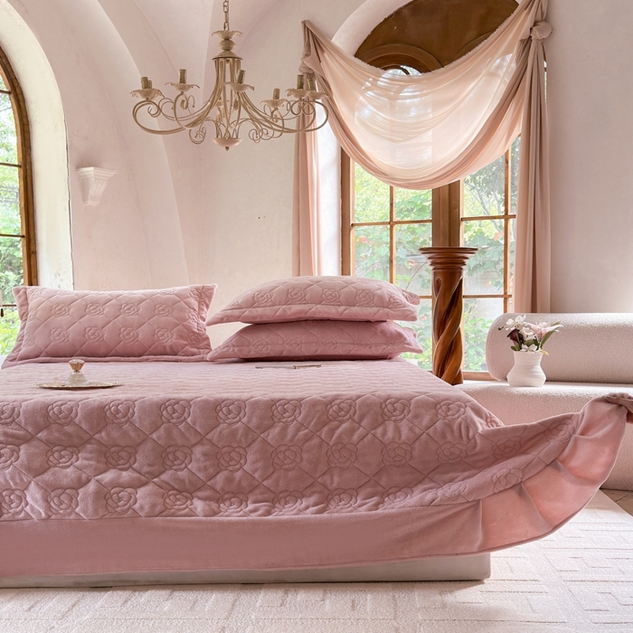 91家纺网 家纺一手货源 找家纺 7V 2025新款牛奶绒床盖 藕粉