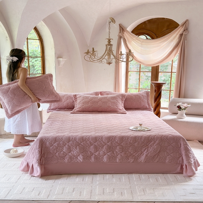 91家纺网 家纺一手货源 找家纺 7V 2025新款牛奶绒床盖 藕粉