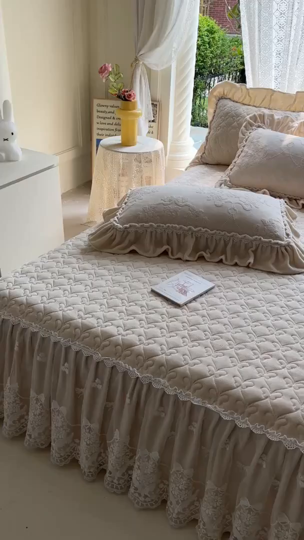 91家纺网 家纺一手货源 找家纺 罗艺轩 【控价】2025新款立体雕花牛奶绒加厚保暖床裙款三件套-安琪儿 安琪儿-米黄