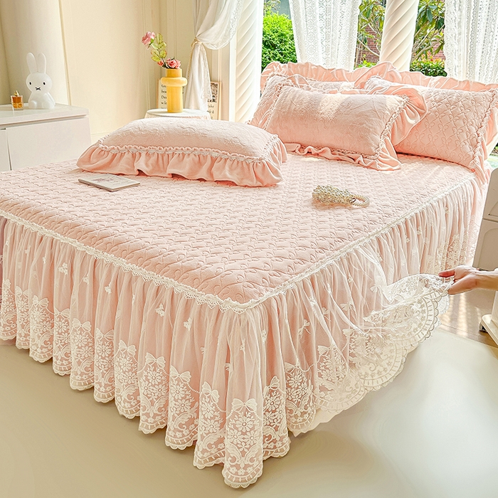 91家纺网 家纺一手货源 找家纺 罗艺轩 【控价】2025新款立体雕花牛奶绒加厚保暖床裙款三件套-安琪儿 安琪儿-玉