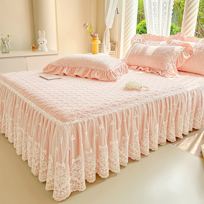 91家纺网 家纺一手货源 找家纺 罗艺轩 【控价】2025新款立体雕花牛奶绒加厚保暖床裙款三件套-安琪儿 安琪儿-玉