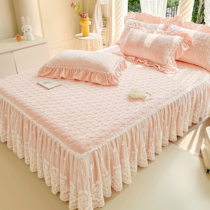 91家纺网 家纺一手货源 找家纺 罗艺轩 【控价】2025新款立体雕花牛奶绒加厚保暖床裙款三件套-安琪儿 安琪儿-玉