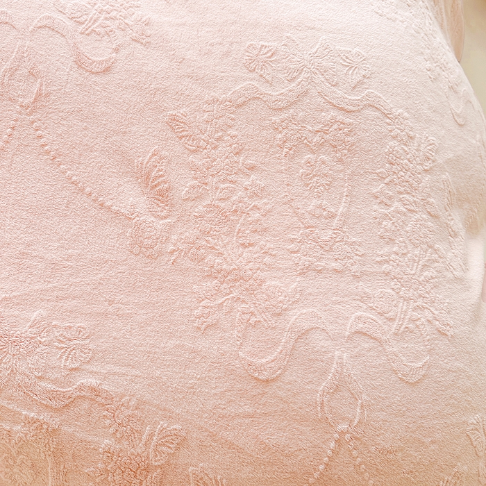 91家纺网 家纺一手货源 找家纺 罗艺轩 【控价】2025新款立体雕花牛奶绒加厚保暖床裙款三件套-安琪儿 安琪儿-玉