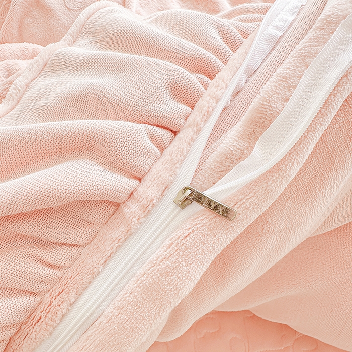 91家纺网 家纺一手货源 找家纺 罗艺轩 【控价】2025新款立体雕花牛奶绒加厚保暖床裙款三件套-安琪儿 安琪儿-玉