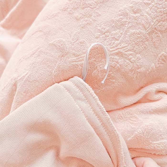 91家纺网 家纺一手货源 找家纺 罗艺轩 【控价】2025新款立体雕花牛奶绒加厚保暖床裙款三件套-安琪儿 安琪儿-玉