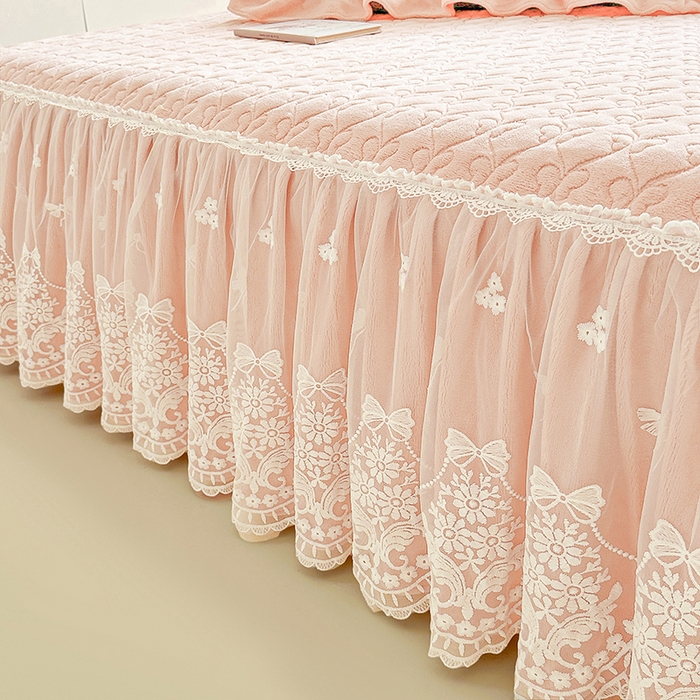 91家纺网 家纺一手货源 找家纺 罗艺轩 【控价】2025新款立体雕花牛奶绒加厚保暖床裙款三件套-安琪儿 安琪儿-玉