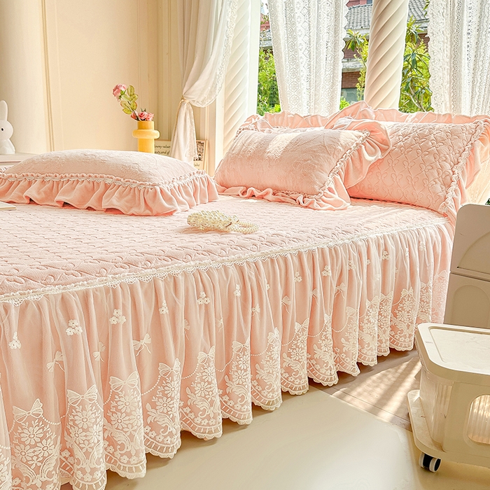 91家纺网 家纺一手货源 找家纺 罗艺轩 【控价】2025新款立体雕花牛奶绒加厚保暖床裙款三件套-安琪儿 安琪儿-玉